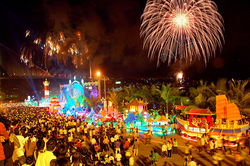 Bắn pháo hoa tại Carnaval Hạ Long Quảng Ninh