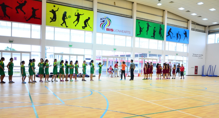 Tập bóng rổ, chơi thể thao tại trường quốc tế BIS
