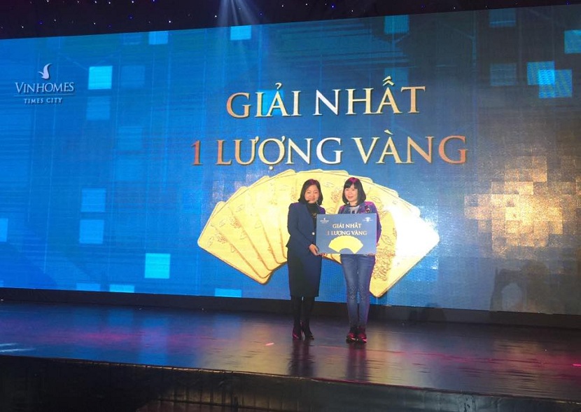 Giám đốc Vũ Thu Hà trao giải cho khách hàng may mắn nhất buổi lễ mở bán park 12.