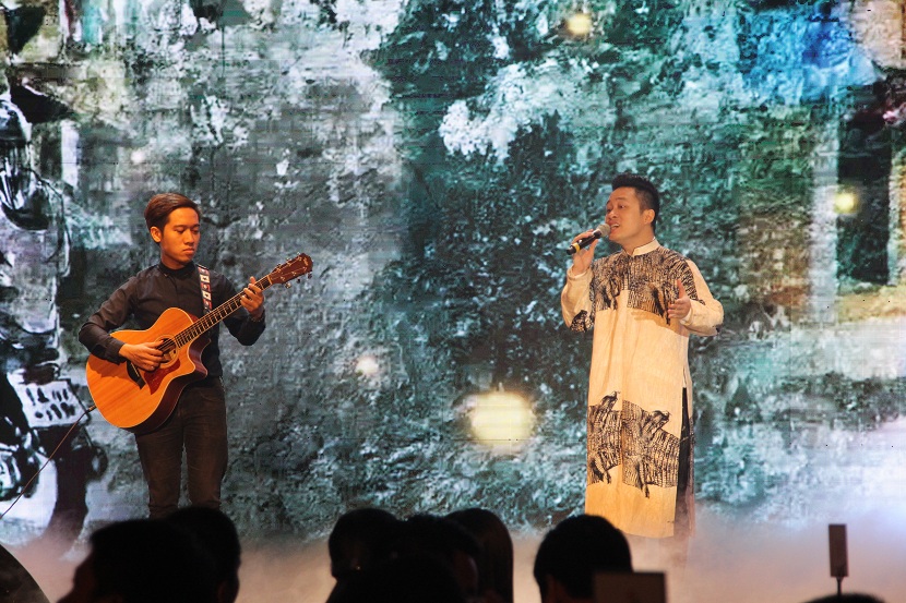 Bài hát về Hà Nội của Nam ca sĩ Tùng Dương làm buổi lễ ra mắt Vinhomes Thăng Long thêm nhẹ nhàng